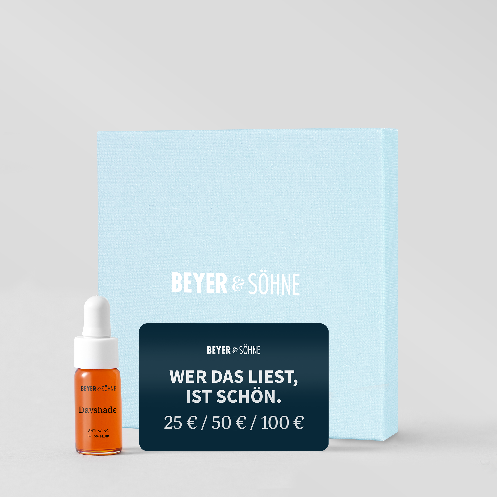 Hellblaue Box von Beyer & Söhne mit Wertgutschein und der Sonnenschutz-Fluid Probe Dayshade SPF 50+